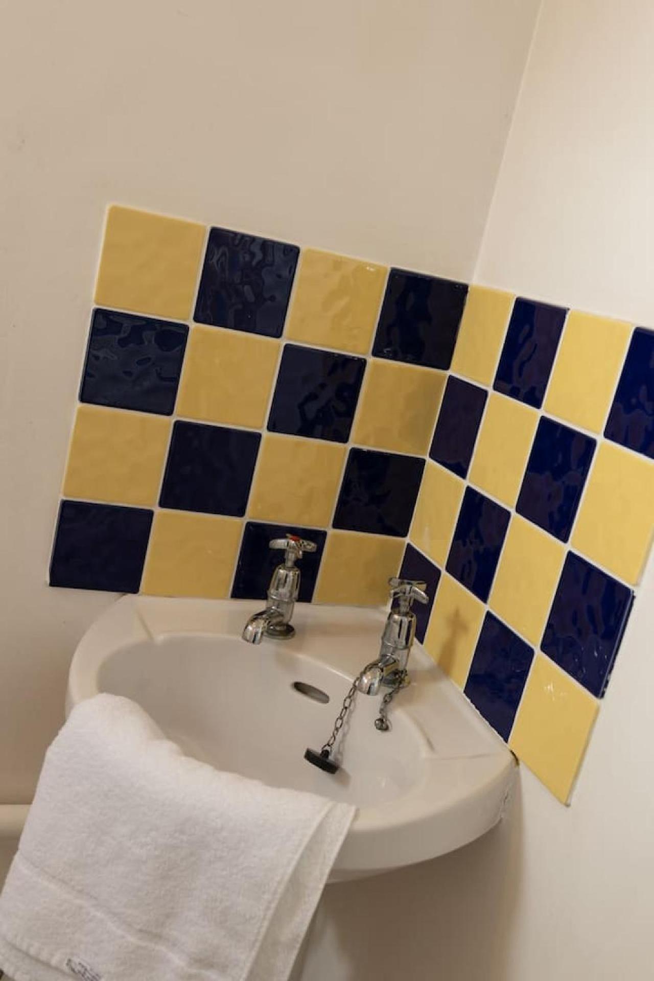 3 Bed Home Sleeps 8 People Located 1 Min From Train Stop - Otley Terrace Oldham Esterno foto