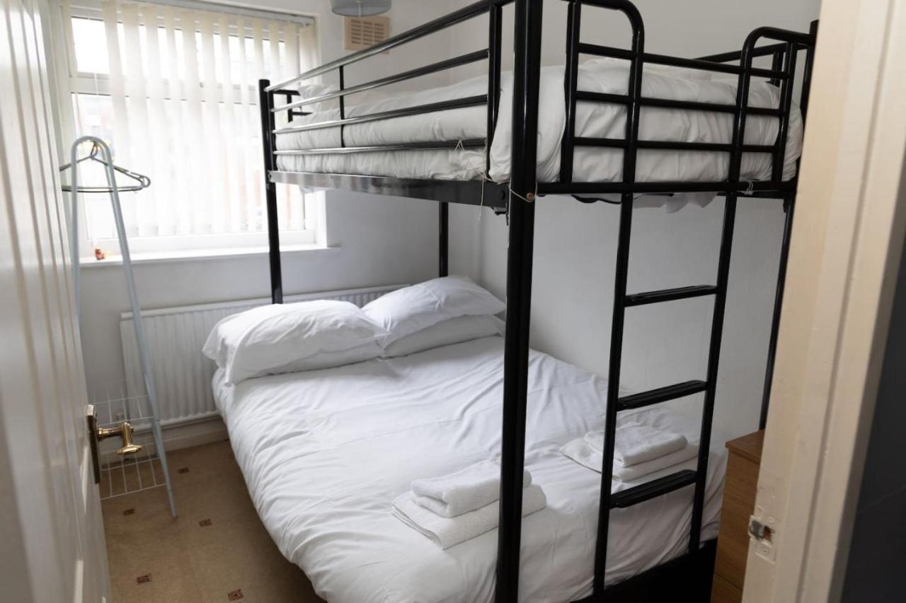 3 Bed Home Sleeps 8 People Located 1 Min From Train Stop - Otley Terrace Oldham Esterno foto