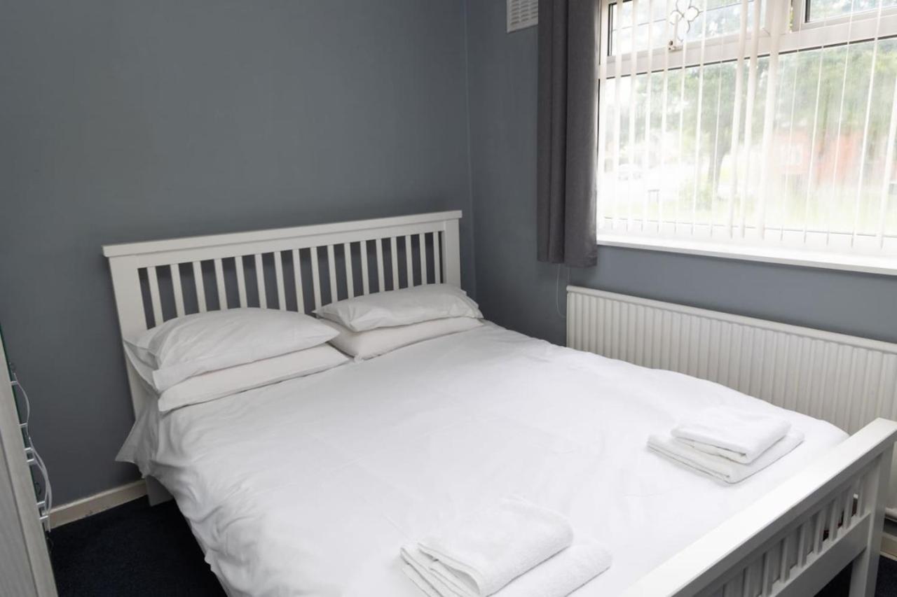 3 Bed Home Sleeps 8 People Located 1 Min From Train Stop - Otley Terrace Oldham Esterno foto