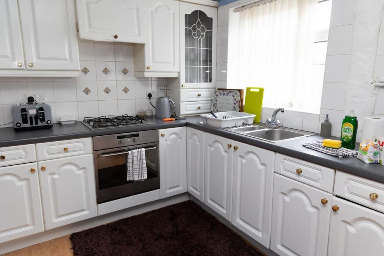 3 Bed Home Sleeps 8 People Located 1 Min From Train Stop - Otley Terrace Oldham Esterno foto