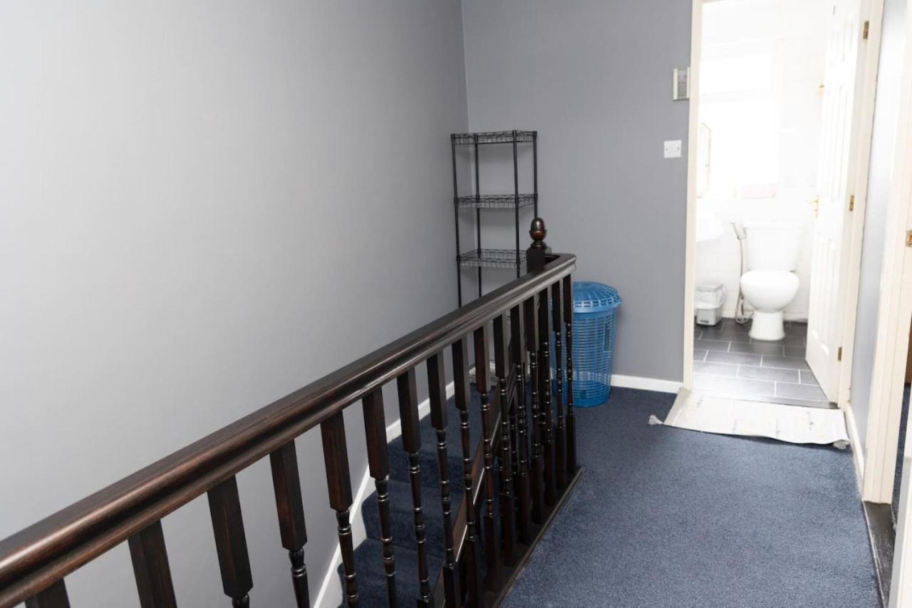 3 Bed Home Sleeps 8 People Located 1 Min From Train Stop - Otley Terrace Oldham Esterno foto