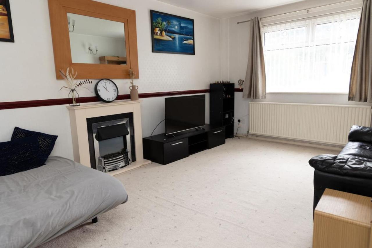 3 Bed Home Sleeps 8 People Located 1 Min From Train Stop - Otley Terrace Oldham Esterno foto