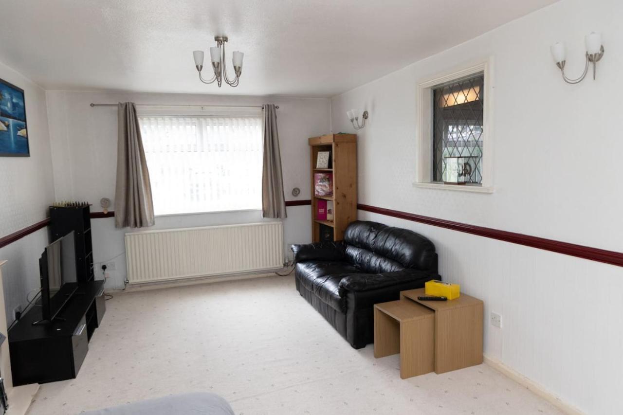 3 Bed Home Sleeps 8 People Located 1 Min From Train Stop - Otley Terrace Oldham Esterno foto