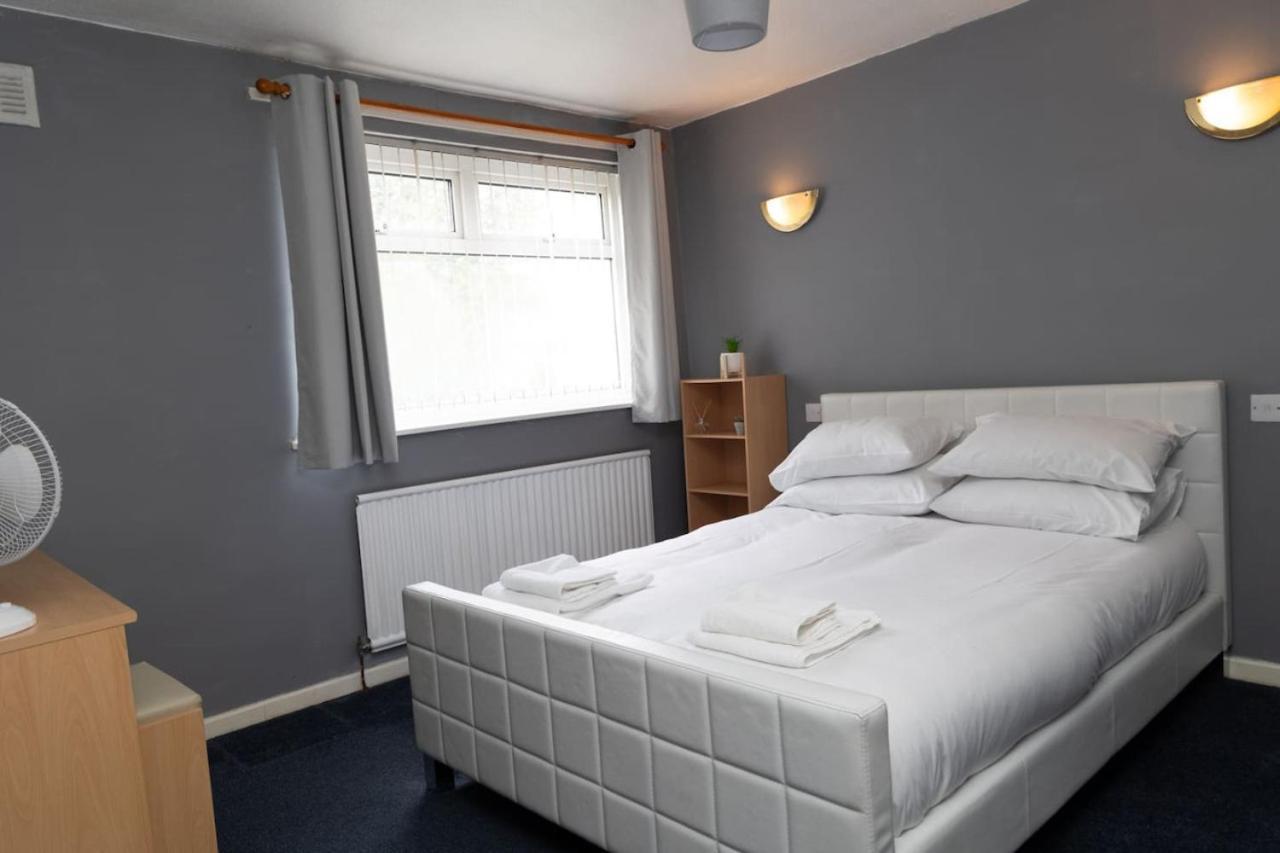 3 Bed Home Sleeps 8 People Located 1 Min From Train Stop - Otley Terrace Oldham Esterno foto