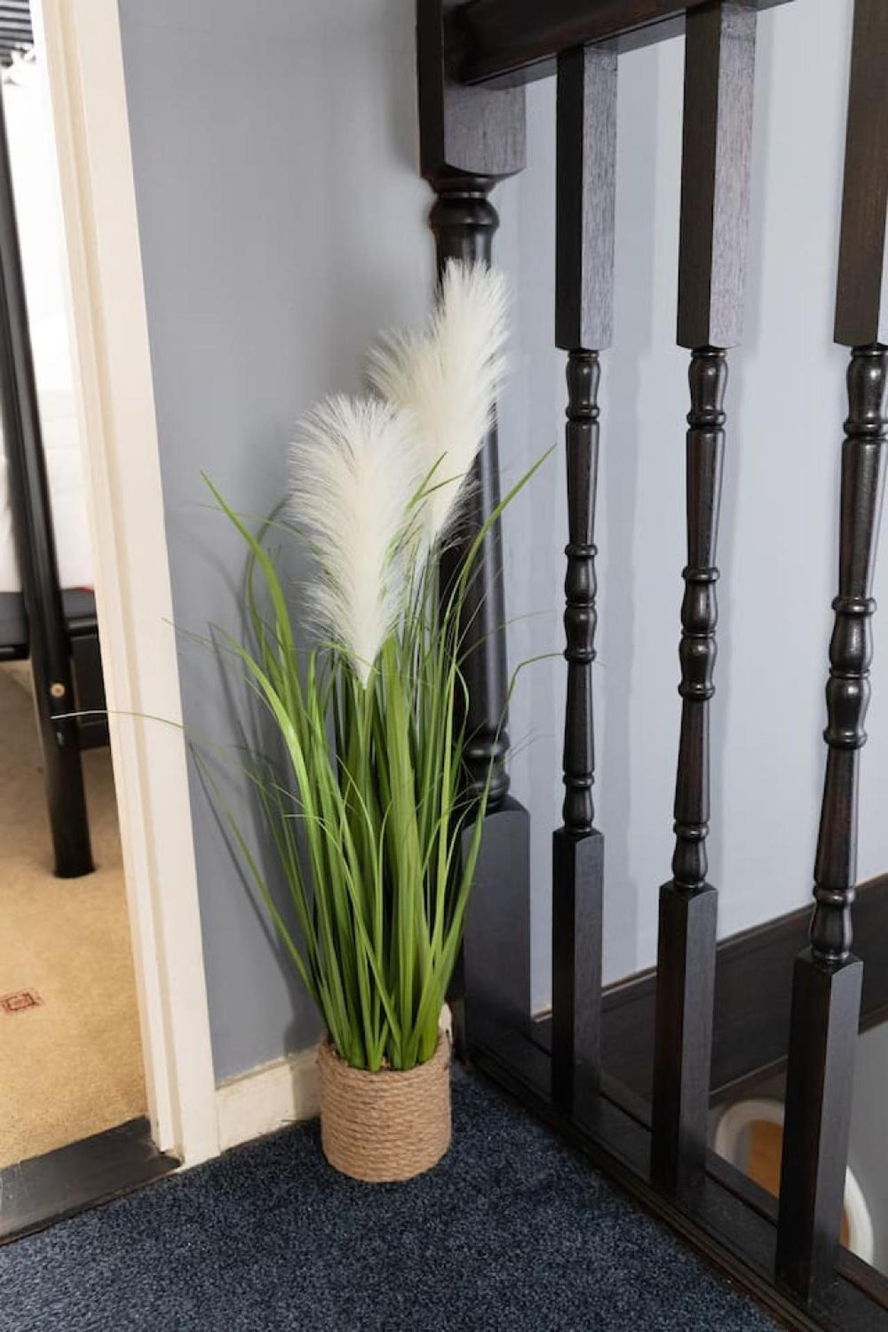 3 Bed Home Sleeps 8 People Located 1 Min From Train Stop - Otley Terrace Oldham Esterno foto